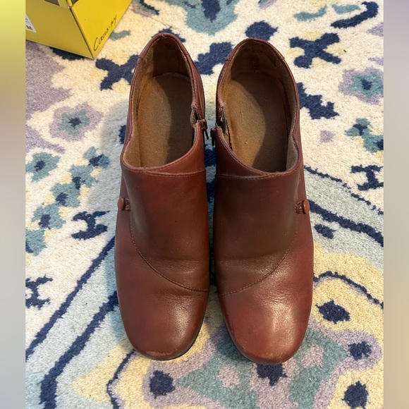 Clark’s brown bootie heels shoe - Picture 2 of 2